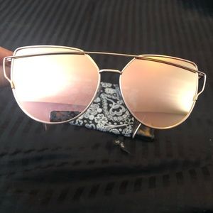 NWOT Mirrored cat eye sunglasses & case